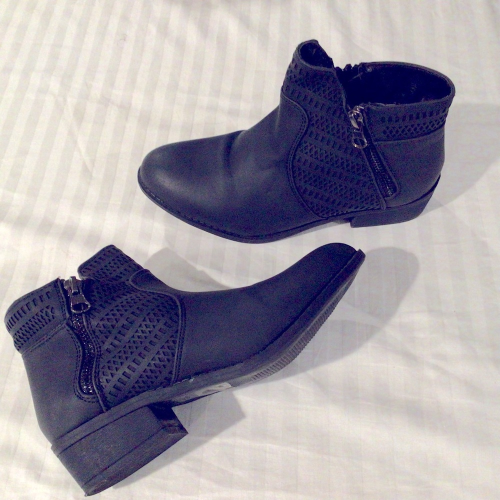Girls ankle high boots size 4